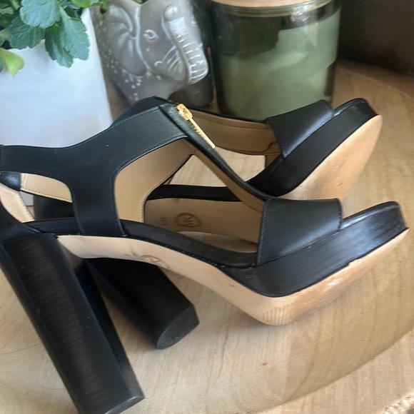 Michal Kors Wiman Heals 8 1/2 - Picture 7 of 7